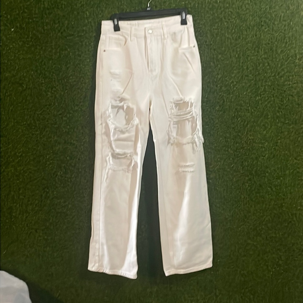Im selling pants because they are to big on me. I’ve never worn them !